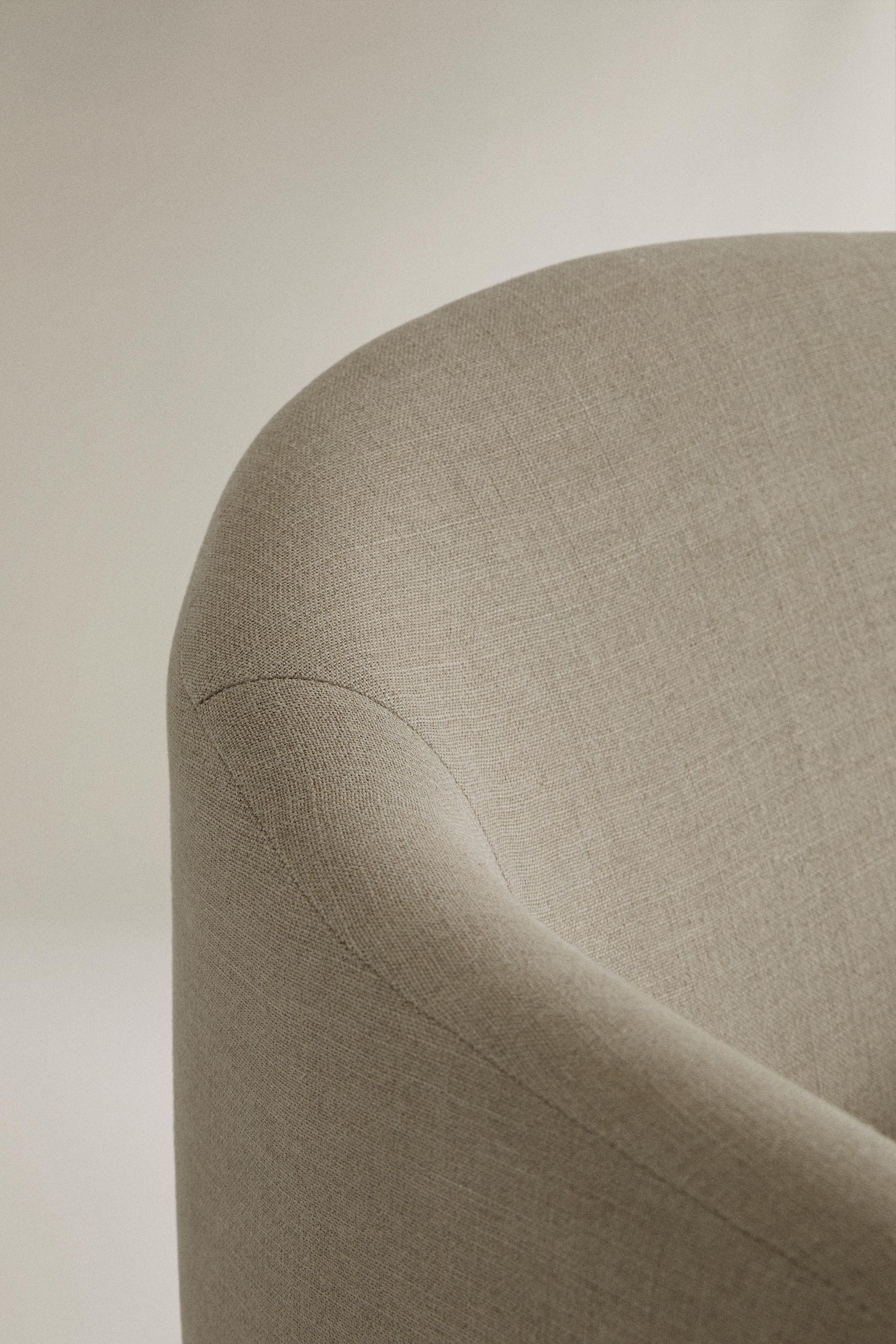LINEN ACCENT CHAIR